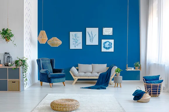 Wohnzimmer mit blaugrauer Wand